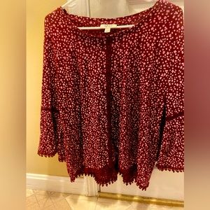 Pretty top with ballon sleeves.